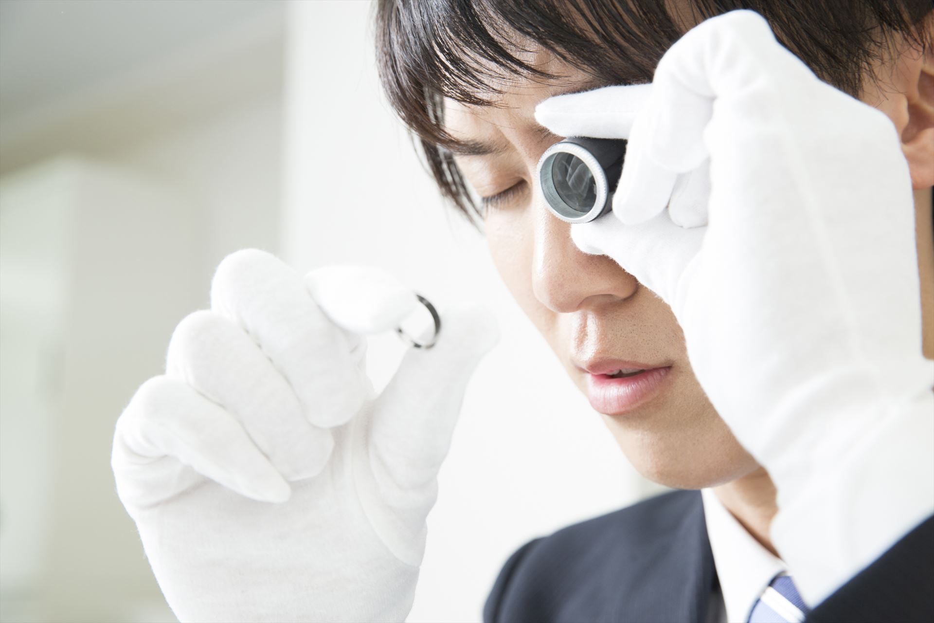 細かい箇所まで鑑定する鑑定士